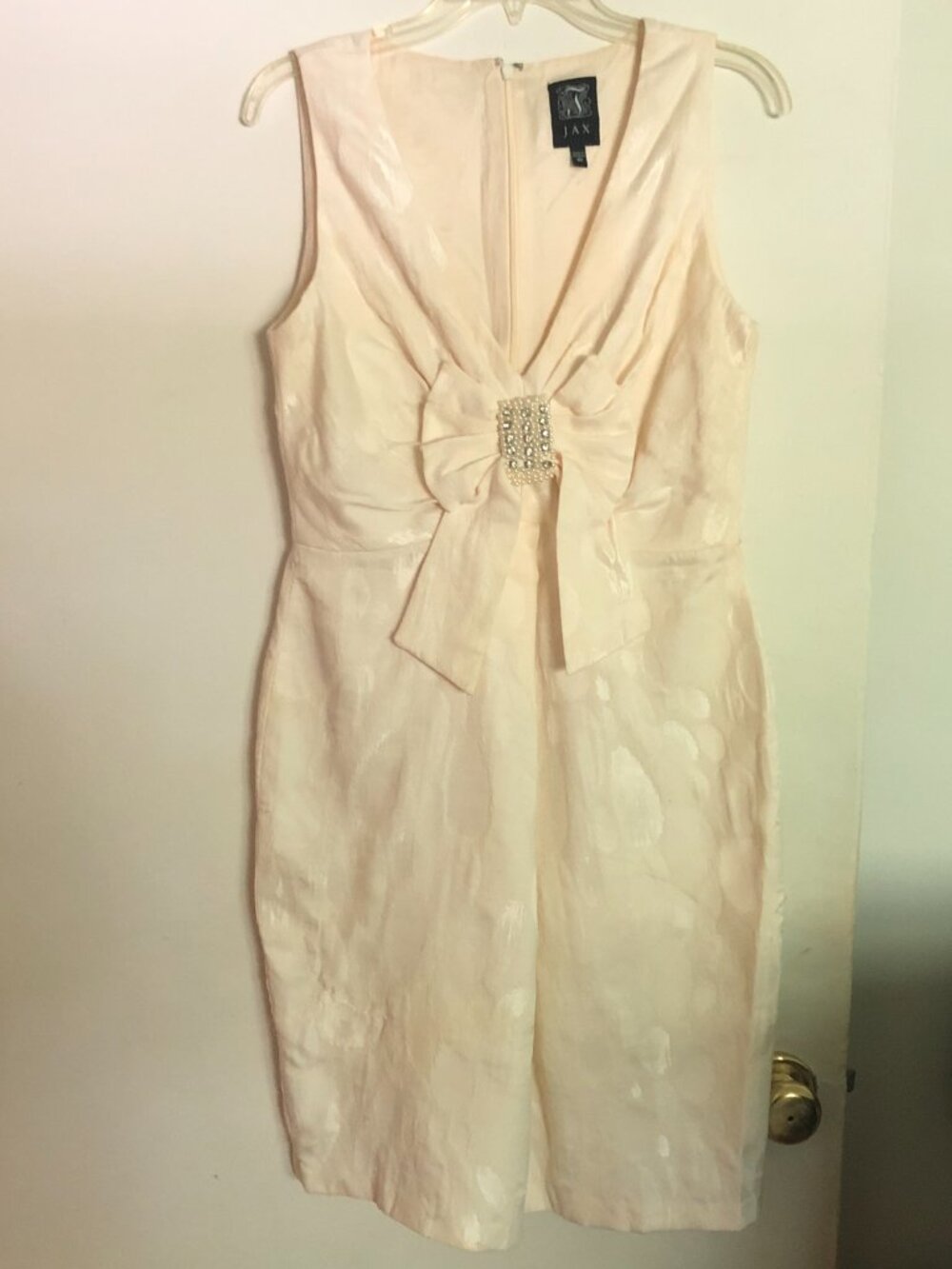 JAX Elegant Cream Sleeveless V-neck Bow Accented with Sparkling Brooch Dress M